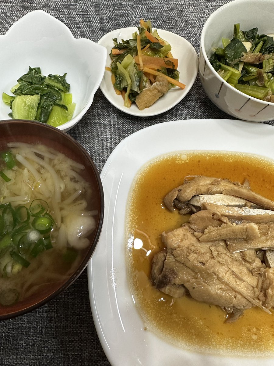 reichell7105's tweet photo. ぶりの煮付け
切身だと、照り焼きとか塩焼きになりがち
今日はあらなので煮付けにしてみた
ご飯に合う味

葉物トリオ
小松菜のおかか炒め
しろ菜の煮びたし
チンゲンサイのペペロンチーノ風

もやしのみそ汁

#つくりおき #おうちごはん https://t.co/dXGIIhwgpQ