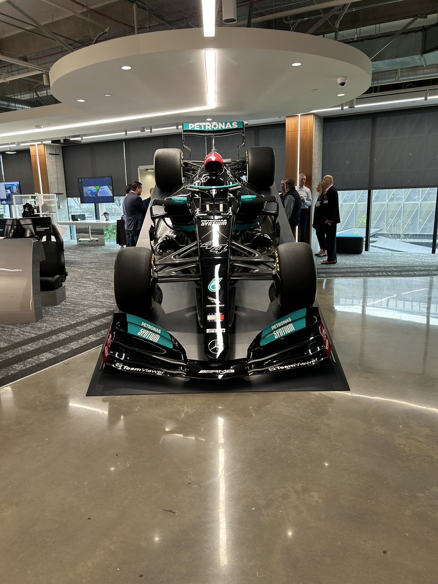 dvellante's tweet photo. My first trip to @HPE HQ - wow - impressive space - here for #HPEStorageDay - all the top analyst here like @matteastwood &amp; they're letting us listen in to Antonio's all hands. @furrier @robhof big news today keep an eye on the tape. I'll report in from the ground #HPEGreenLake https://t.co/aW0gnLVX2Z
