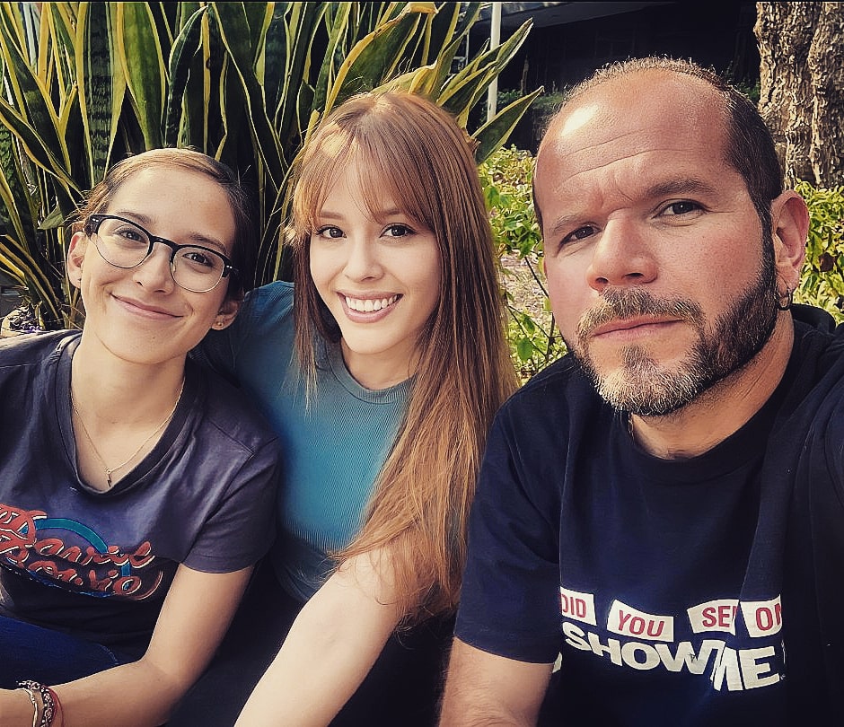 ArturoTay's tweet photo. HAPPY BIRTHDAY LESSY 🎉🎂🥳🤗
Actriz & crew making of.
#undíacomohoy #felizcumpleaños #happybirthday #unafotounahistoria #bday #mifotocon #bdaygirl #ellassoyyo #cumpleaños #photostories #work #mylifeinpictures #lifestyle #bioserie #uninstante #gloriatreviellassoyyo #filmandoando https://t.co/oV56WG8aKS