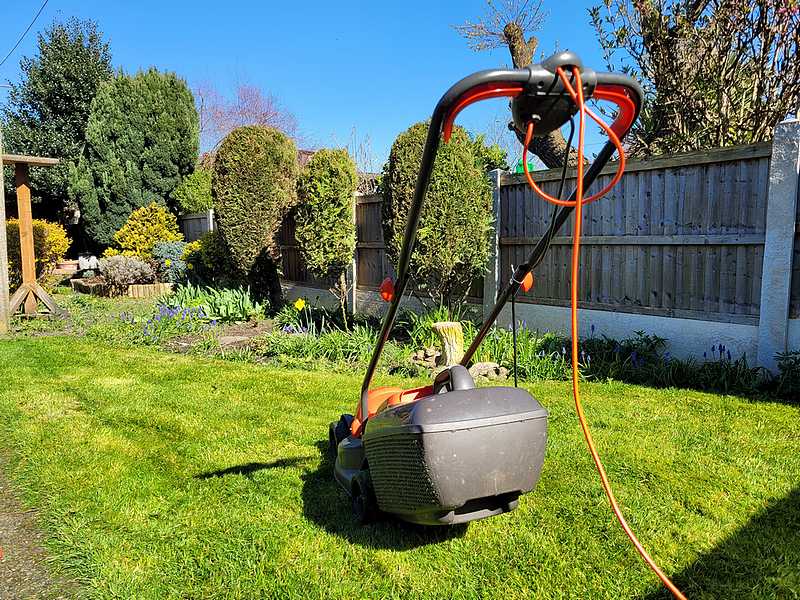 ilkcam's tweet photo. And so it begins. First mow of the season and it definitely won't be the last! https://t.co/Pk5eF7Fh2q