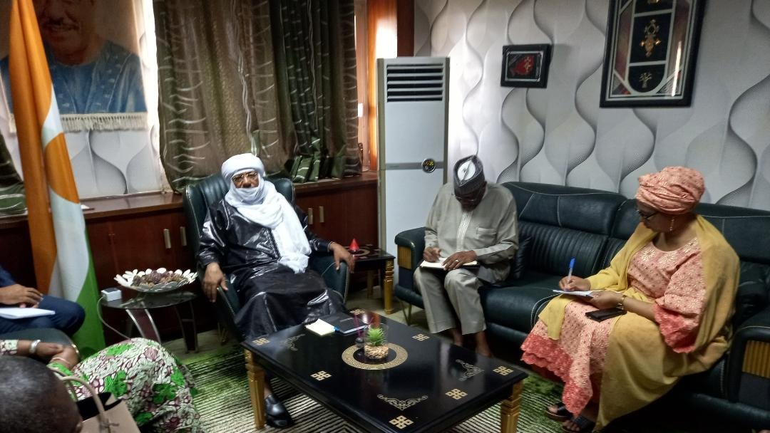 CedeaoNiger's tweet photo. Le Ministre Délégué auprès du MAE/C, Chargé de l’Intégration Africaine, M. Youssouf Mohamed Elmoctar, a reçu ce matin en audience, la Vice-Présidente de la Commission de la CEDEAO, Mme Damtien Larbli Tchintchibidja, en visite de travail au Niger.
@ecowas_cedeao  @HassoumiMassou1 https://t.co/J6eyICqGz9