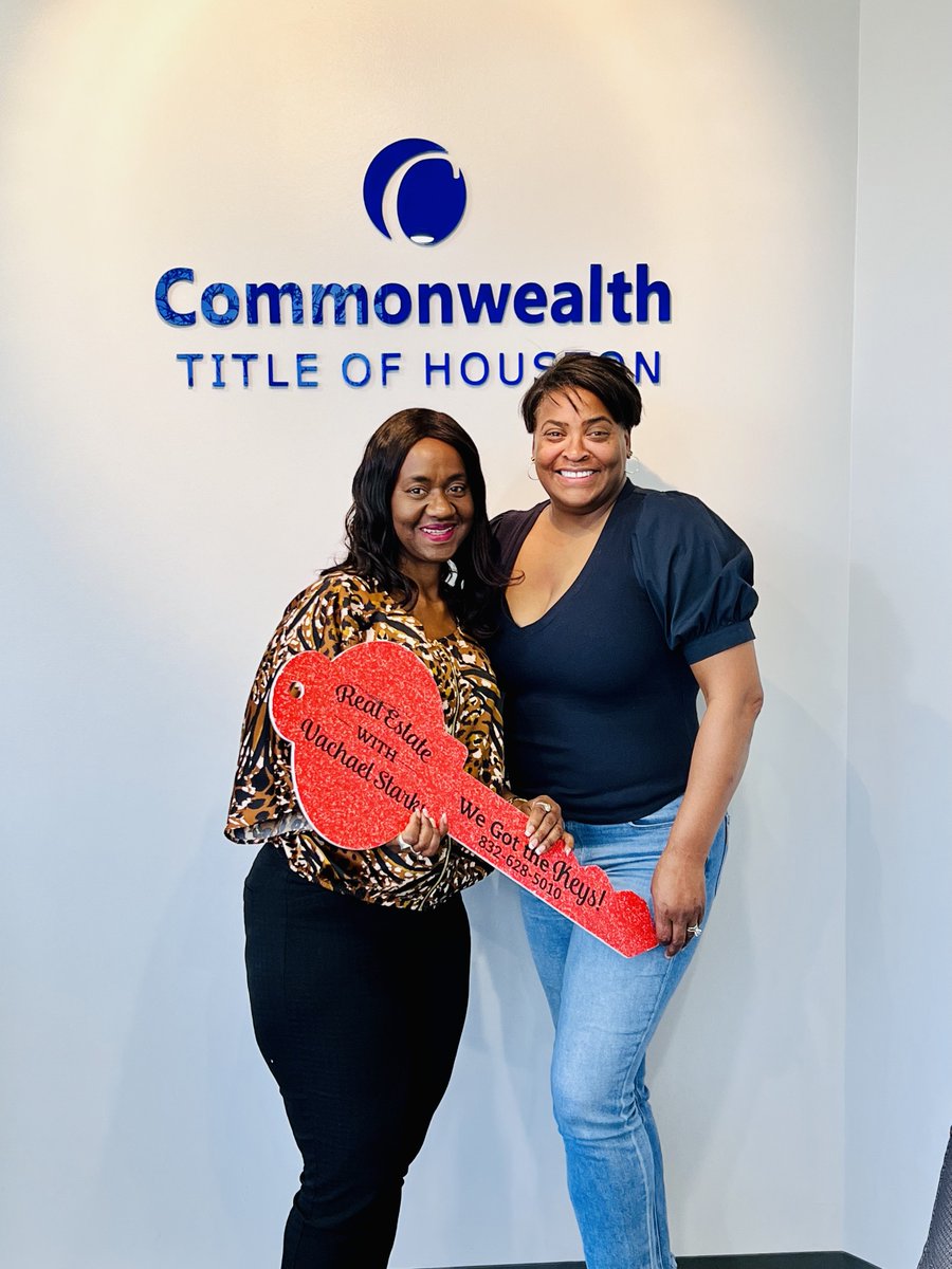 HouCLT's tweet photo. One of our newest #HoustonCommunityLandTrust #homebuyers standing next to our CLT Award recipient realtor Vacheal Starks.  Award 🥇 wining realtor + #HoustonCLT = BIG WIN 🏆 

#affordablehousing #communitylandtrusts #houston #landtrusts https://t.co/JGuDTSdJ9j