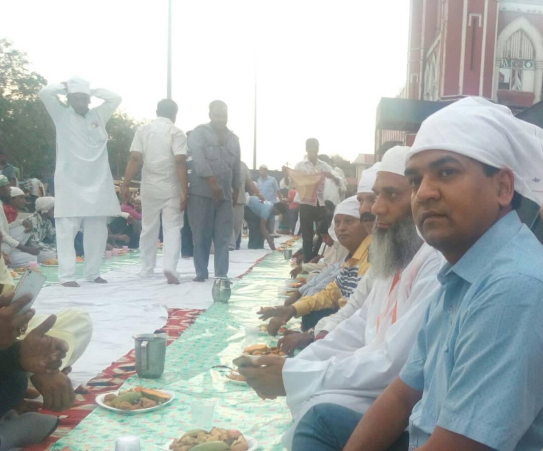 CommonBS786OM's tweet photo. मस्जिद में बैठकर रोज़ा खोलता हुआ एक मुल्ला
😊😊.. 🤣🤣🤣 https://t.co/Ya9FebJt5F