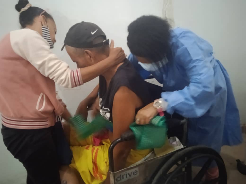 Los colaboradores cubanos guiados por grandes sentimientos de amor, cada 
cooperante es una muestra. #UnaMejorJuventud #CubaPorLaVida #CubaCoopera 
<a href="/cubacooperaven/">Brigada Médica Cubana en Venezuela</a> <a href="/UJCdeCuba/">UJC de Cuba</a> <a href="/MINSAPCuba/">Ministerio de Salud Pública de Cuba</a> <a href="/6_NuevaEsparta/">CDI#6 Ramón Rojas Salazar</a> <a href="/CDIHugoChavez/">CDI Hugo Chavez Frías</a> <a href="/2_cdi/">CDI_2_Valleverde</a> <a href="/MedicaEsparta/">Misión Medica Cubana Nueva Esparta</a> <a href="/CDIBocaDeRio/">MMCVEN CDI Boca de Río</a> @Rafael180461289