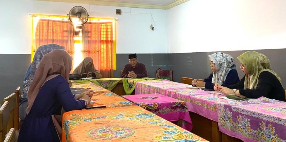 azman_chaniago's tweet photo. Kunjungan Pengawas Binaan *Hj.Mehrunnisah,M.Pd.I* memberi pengarahan tentang Giat KKG Nusa Indah  mengenai Kumer (Kurikulum Merdeka ) di SDT  Excellent Mandiri School Jambi https://t.co/6ZBFZjon5y