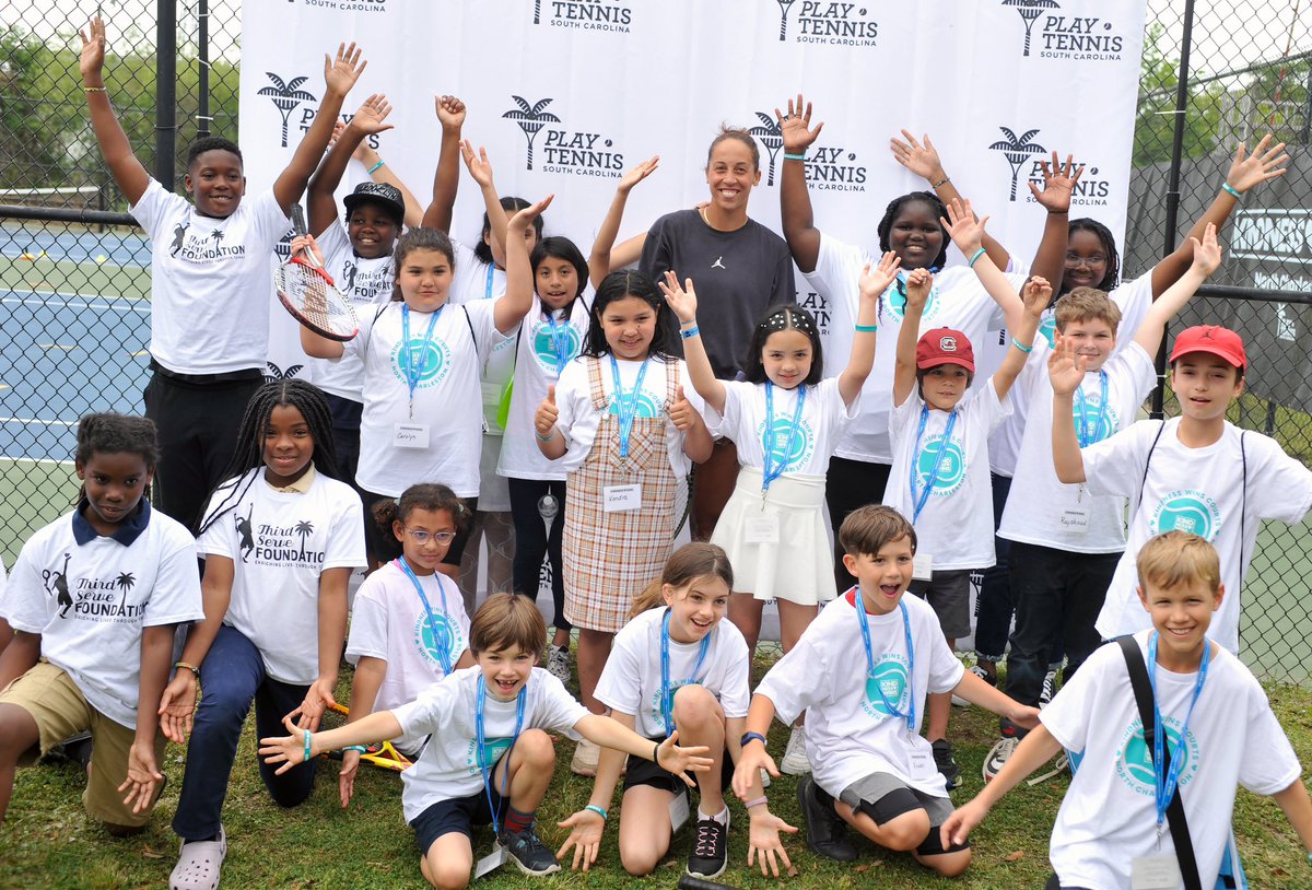 𝒞𝓁𝒾𝓃𝒾𝒸 𝐹𝑜𝓇 𝒦𝒾𝓃𝒹𝓃𝑒𝓈𝓈 🌟 <a href="/Madison_Keys/">Madison Keys</a> unveiled newly renovated courts in North Charleston &amp; hosted a clinic for children from underserved local areas on the beautiful new courts, with support from <a href="/USTASC/">USTA South Carolina</a>, LCTA, LYTA &amp; Third Serve 🙌

📸 Peter Finger Photographer