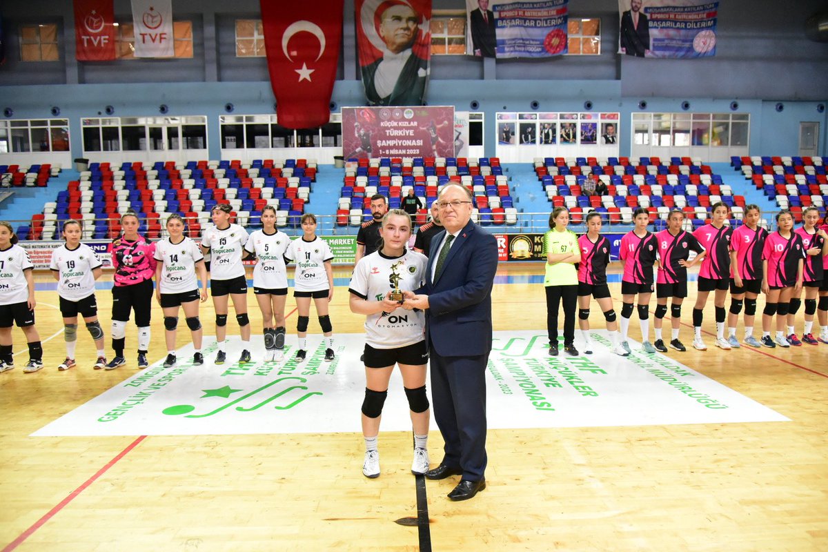 TC_Zonguldak's tweet photo. Vali Mustafa Tutulmaz, İlimizde düzenlenen “Küçük Kızlar Hentbol Türkiye Şampiyonası” Yarı Final müsabakasında Antalya Kepez Belediye Spor - İstanbul Defne Spor maçını izledi maçın oyuncusu seçilen Burcu Çalkayaya ödülünü verdi. https://t.co/Ih1AtrY17e