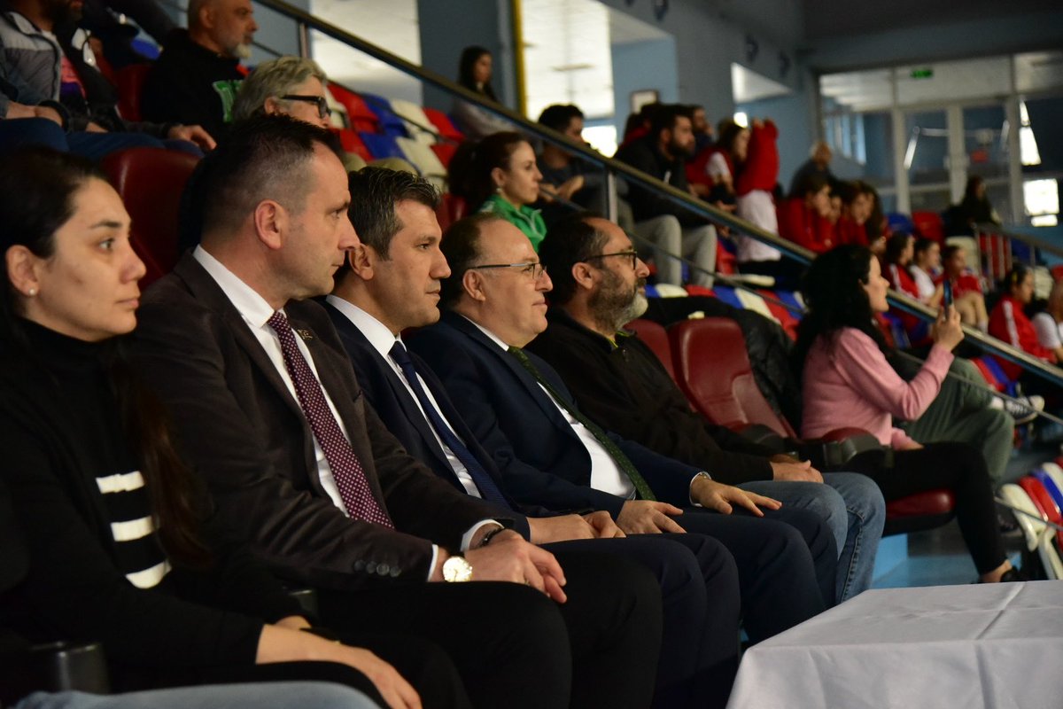 TC_Zonguldak's tweet photo. Vali Mustafa Tutulmaz, İlimizde düzenlenen “Küçük Kızlar Hentbol Türkiye Şampiyonası” Yarı Final müsabakasında Antalya Kepez Belediye Spor - İstanbul Defne Spor maçını izledi maçın oyuncusu seçilen Burcu Çalkayaya ödülünü verdi. https://t.co/Ih1AtrY17e