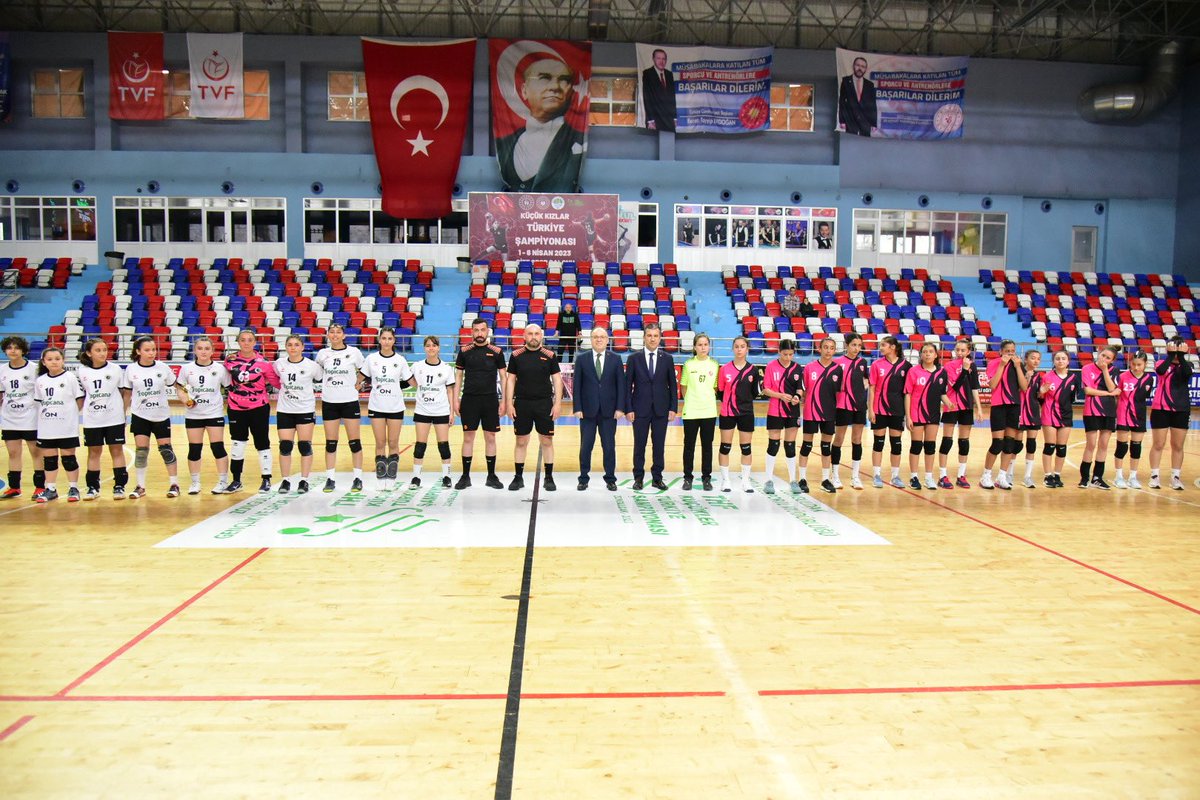 TC_Zonguldak's tweet photo. Vali Mustafa Tutulmaz, İlimizde düzenlenen “Küçük Kızlar Hentbol Türkiye Şampiyonası” Yarı Final müsabakasında Antalya Kepez Belediye Spor - İstanbul Defne Spor maçını izledi maçın oyuncusu seçilen Burcu Çalkayaya ödülünü verdi. https://t.co/Ih1AtrY17e