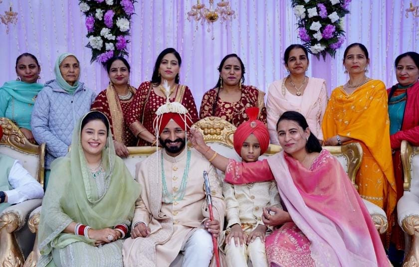 PBGurpreetKaur's tweet photo. ਬਾਘਾ ਪੁਰਾਣਾ ਤੋਂ ਵਿਧਾਇਕ ਸ. ਅਮ੍ਰਿਤਪਾਲ ਸਿੰਘ ਸੁਖਾਨੰਦ ਅਤੇ ਰਾਜਵੀਰ ਕੌਰ ਜੀ ਨੂੰ ਜਿੰਦਗੀ ਦੀ ਨਵੀਂ ਸ਼ੁਰੂਆਤ ਕਰਨ ਲਈ ਸ਼ੁਭਕਾਮਨਾਵਾਂ...
ਵਾਹਿਗੁਰੂ ਸੱਚੇ ਪਾਤਸ਼ਾਹ ਆਪ ਦੋਹਾਂ ਦਾ ਜੀਵਨ ਖੁਸ਼ੀਆਂ ਨਾਲ ਭਰਣ... https://t.co/iw16CaSGLo