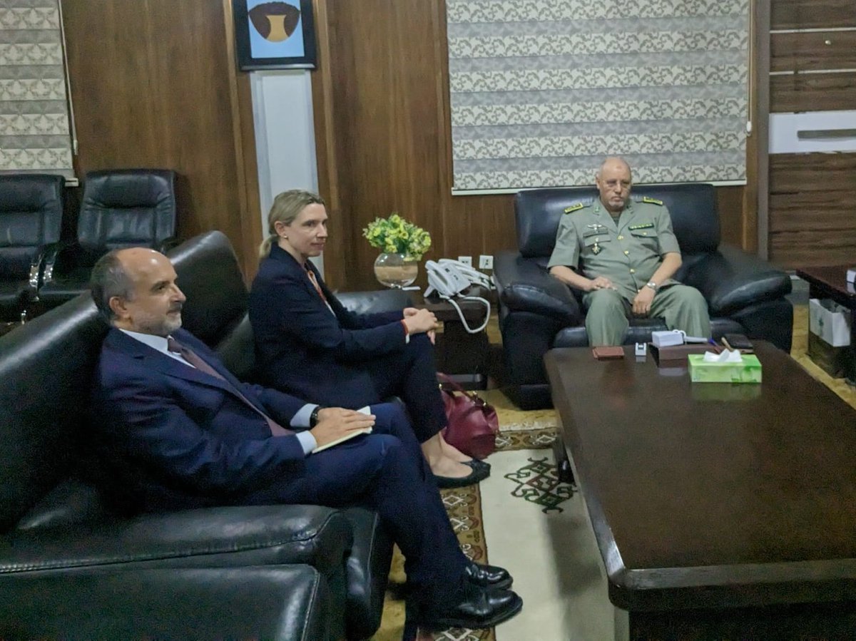 FranceenRIM's tweet photo. La députée @l_saintpaul et l'ambassadeur 🇫🇷 avaient auparavant été reçus par le Général de Division Mokhtar Bolle Chaabane, Chef d'état-major général des armées mauritaniennes #FARIM. 🇫🇷🤝🏽🇲🇷 https://t.co/Crw0PPx2Xx
