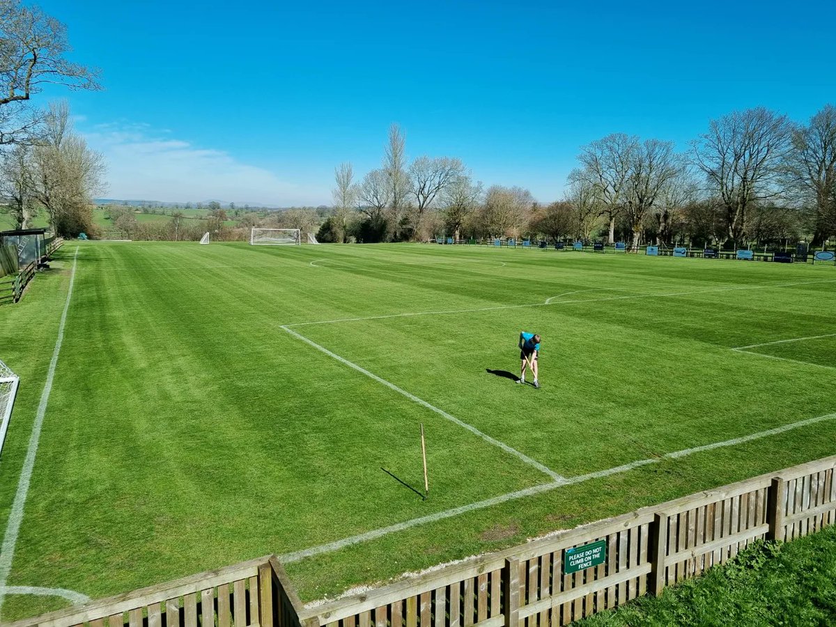 Rimyfc's tweet photo. @GreenThumbLawns pitch is looking a tad better today after the first cut ✂️ of the year and some much needed 🌞  

Apprentice lurch works for pies  ! Cheap labour if anyone needs a dogsbody 😂 https://t.co/RXKXspLeJS