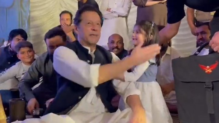 RabiaKhannPTI's tweet photo. عمران خان نے آج بھی افطاری اپنے کارکنوں کے ساتھ کرلی ۔۔♥️ https://t.co/fCcEhj4bq3