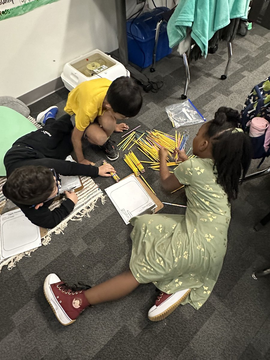Williams1Marion's tweet photo. We counted classroom supplies into groups of hundreds/tens/ones to practice place value! @MarionMavericks #20yearsME https://t.co/pTYzL7Pc2N