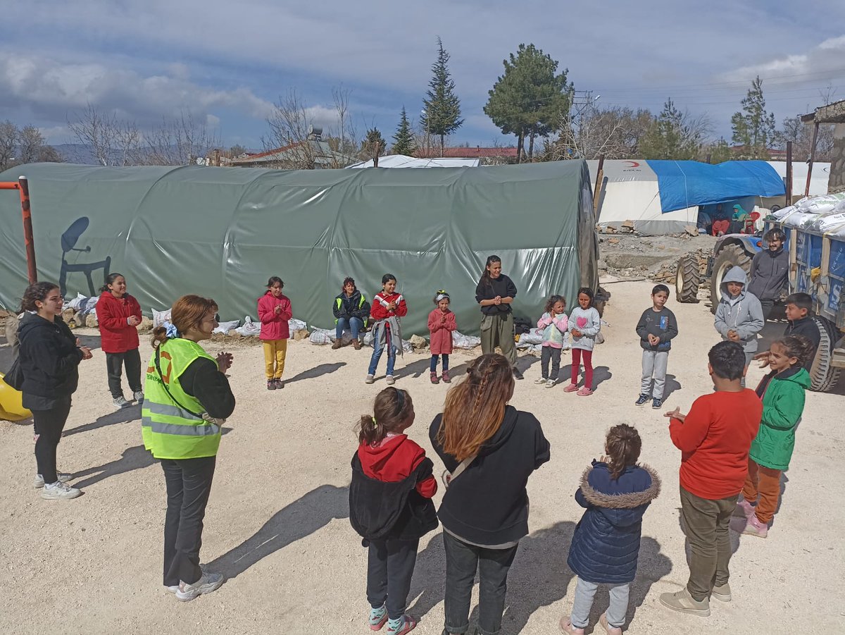 Çocukların neşesinden güç alıyor ve dayanışmayı büyütüyoruz!

Bugün Kalemkaş ve Çakmak köylerinde çocuklarla bir araya gelip çeşitli etkinlikler ve oyunlar oynadık. 

#Adıyaman