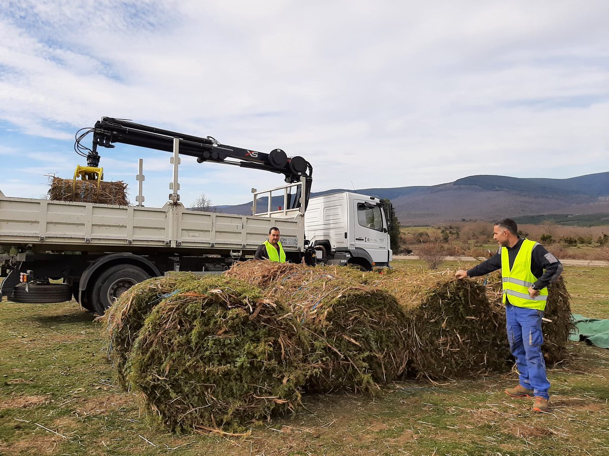 BeonNAT_H2020's tweet photo. Last week we commisioned the specially designed prototype distillation unit at @CederCiemat with #ElJarpil. Juniperus communis bales harvested with BIOBALER distilled with very Good results https://t.co/1YXJxXDtJg