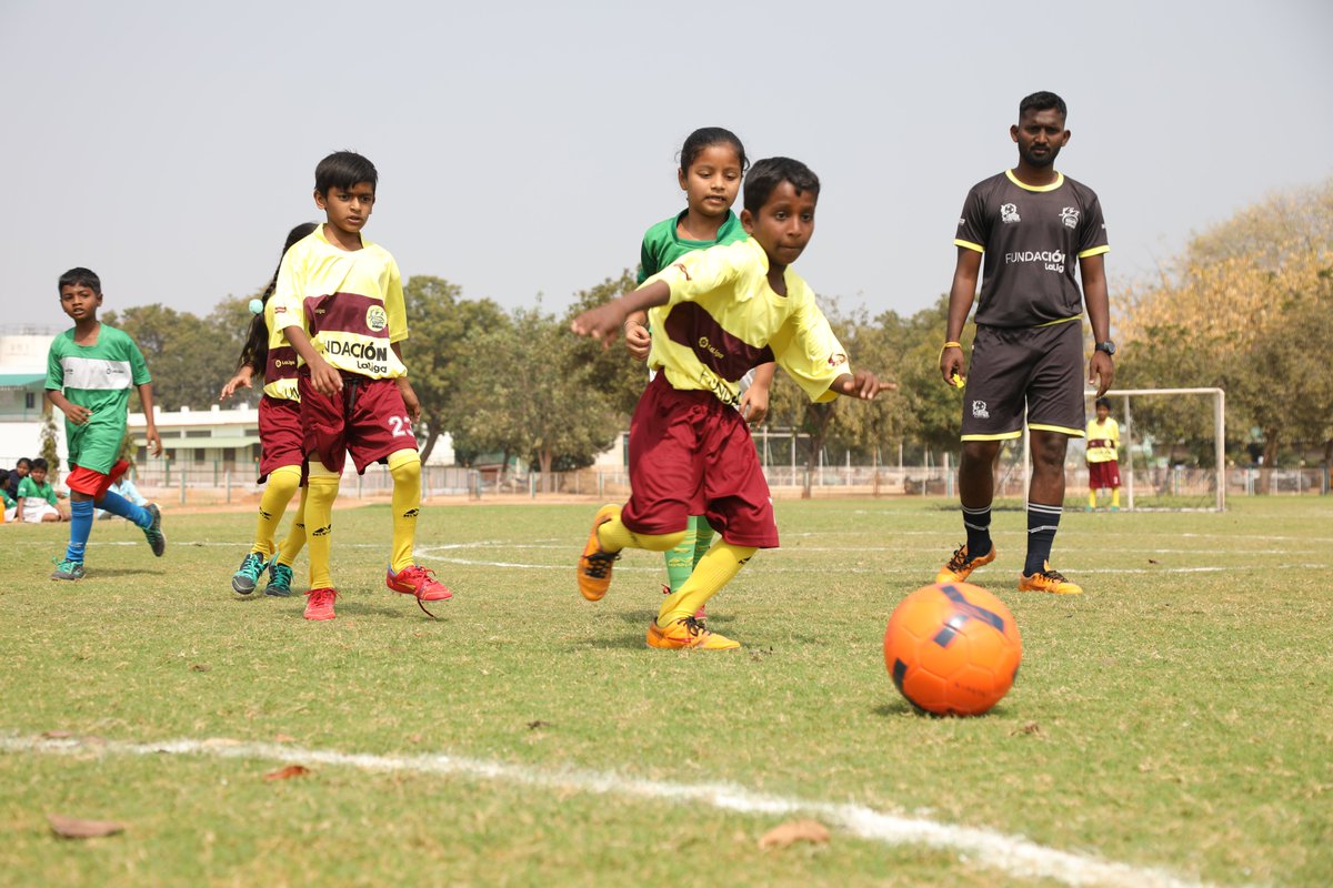 FundacionLaLiga's tweet photo. 🇮🇳 El fútbol es una potente herramienta formativa para todas las edades. Nos enseña a trabajar en equipo, a empatizar, a ser más tolerantes y a disfrutar del deporte en igualdad. 💛

@fvicenteferrer 🥰

#NoEsFútbolEsLaLiga https://t.co/ntnUmomonZ