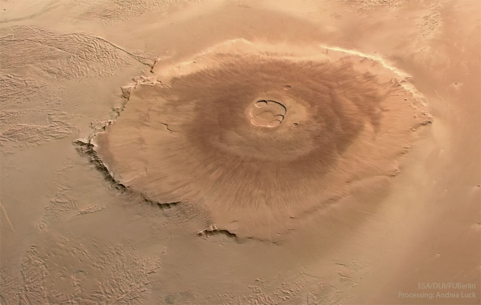 MarGomezH's tweet photo. El volcán más grande de nuestro Sistema Solar está en Marte. Es tres veces más alto que el Monte Everest de la Tierra y se llama Monte Olimpo. 

(Crédito de la imagen: ESA, DLR, FU Berlin, Mars Express; Procesamiento y CC BY 2.0 Licencia: Andrea Luck) https://t.co/jGiLcQzOmM