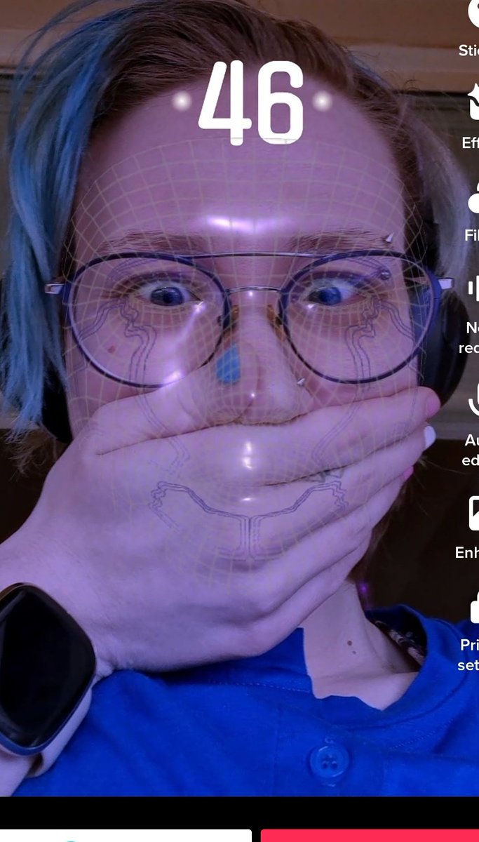 ShipHartBig's tweet photo. okay I did it again and like.... someone fucking explain how I look like I'm 46 https://t.co/KVkSEEkQ6M