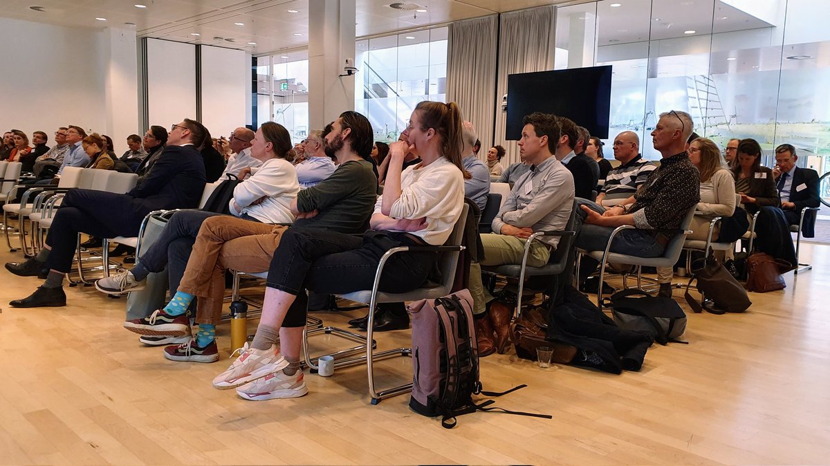 Architectuur, metadata en linked data beschrijven de informatie over de wereld waarin wij geïnteresseerd op een betekenisvolle, makkelijk vindbare, goed koppelbare, beter herbruikbare en samenhangende manier. Volle zaal bij de <a href="/archixl/">ArchiXL</a>-<a href="/linkeddatanl/">Platform Linked Data Nederland (PLDN)</a> bijeenkomst bij <a href="/RCE_erfgoed/">Rijksdienst voor het Cultureel Erfgoed</a>!