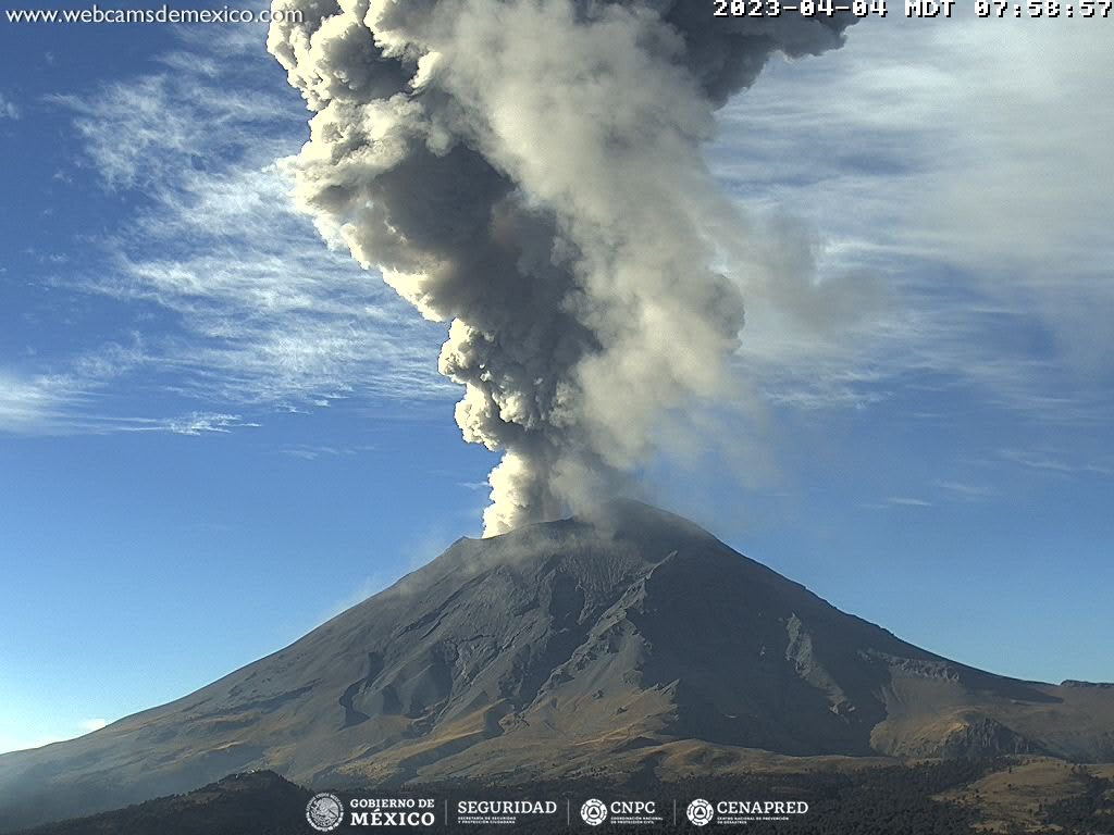 Central_CM's tweet image. #Exhalación del #Popocatépetl a las 07:54 horas acompañada de vapor de agua y gas con bajo contenido de ceniza, alcanzando una fumarola de 1,200 metros en dirección al Nor-Noreste. El semáforo de #AlertaVolcánica permanece en #AmarilloFase2.