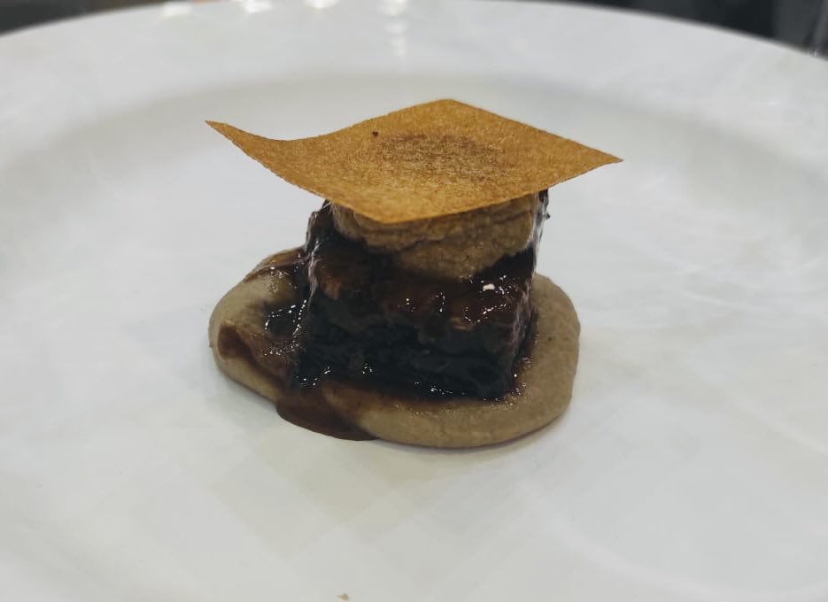 Copagri's tweet photo. #Vinitaly: grande successo nello spazio espositivo della #Copagri per l’atteso #showcooking con lo chef stellato Enrico #Mazzaroni, dell’agriturismo #IlTiglio di #Montemonaco (AP), abbinato a una selezione di vini a cura dell’#AIS-Associazione Italiana Sommelier. https://t.co/lDS4xxEC1Z
