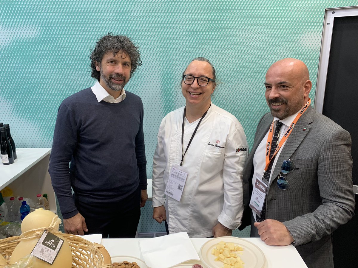 Copagri's tweet photo. #Vinitaly: grande successo nello spazio espositivo della #Copagri per l’atteso #showcooking con lo chef stellato Enrico #Mazzaroni, dell’agriturismo #IlTiglio di #Montemonaco (AP), abbinato a una selezione di vini a cura dell’#AIS-Associazione Italiana Sommelier. https://t.co/lDS4xxEC1Z