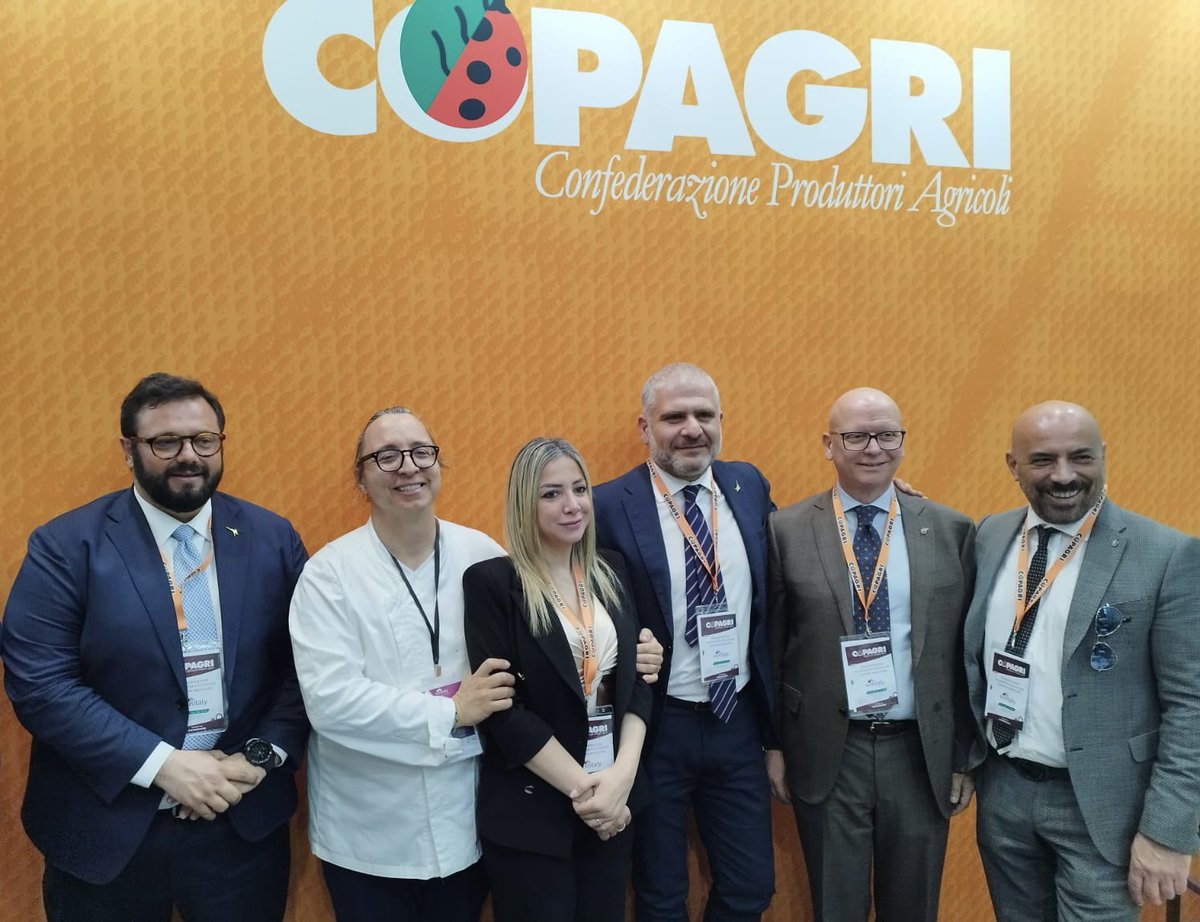 Copagri's tweet photo. #Vinitaly: grande successo nello spazio espositivo della #Copagri per l’atteso #showcooking con lo chef stellato Enrico #Mazzaroni, dell’agriturismo #IlTiglio di #Montemonaco (AP), abbinato a una selezione di vini a cura dell’#AIS-Associazione Italiana Sommelier. https://t.co/lDS4xxEC1Z