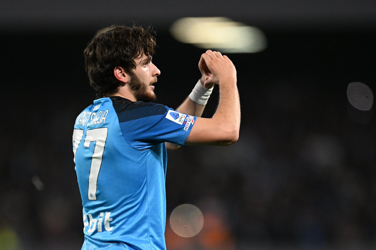 FabrizioRomano's tweet photo. Napoli president Aurelio de Laurentiis on Kvaratskhelia’s contract: “Please, stop to break my balls… his current contract was agreed just one year ago and it’s still valid until 2027 🇬🇪

“You find an agreement and you have a contract for five years, not just one. No issues”. https://t.co/AjwU2KpISd