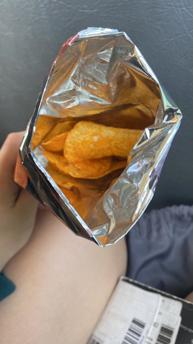dIeGoOnThAtBeAt's tweet photo. @LAYS I opened this bag and only got four chips. This was even less than half, barely even a fourth. Can you explain this? #layschips #barbecuechips #scammed https://t.co/8KY3aheMOW