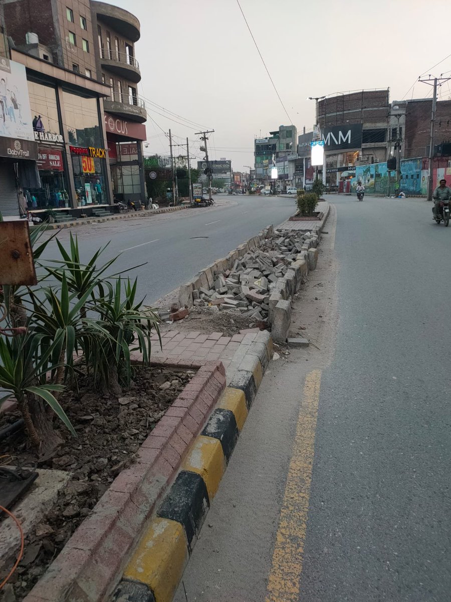 ZulfiqarAhmed69's tweet photo. A night before Maryam's party conference in FSD, municipal corporation broke the Chen One road divider to create a new U-Turn just for one night.
Despite contacting chief engineer many time, the road lays broken. 
Thank you @pmln_org @DCFaisalabad 
@MaryamNSharif @mcfaisalabad https://t.co/sOvyJzuPw0