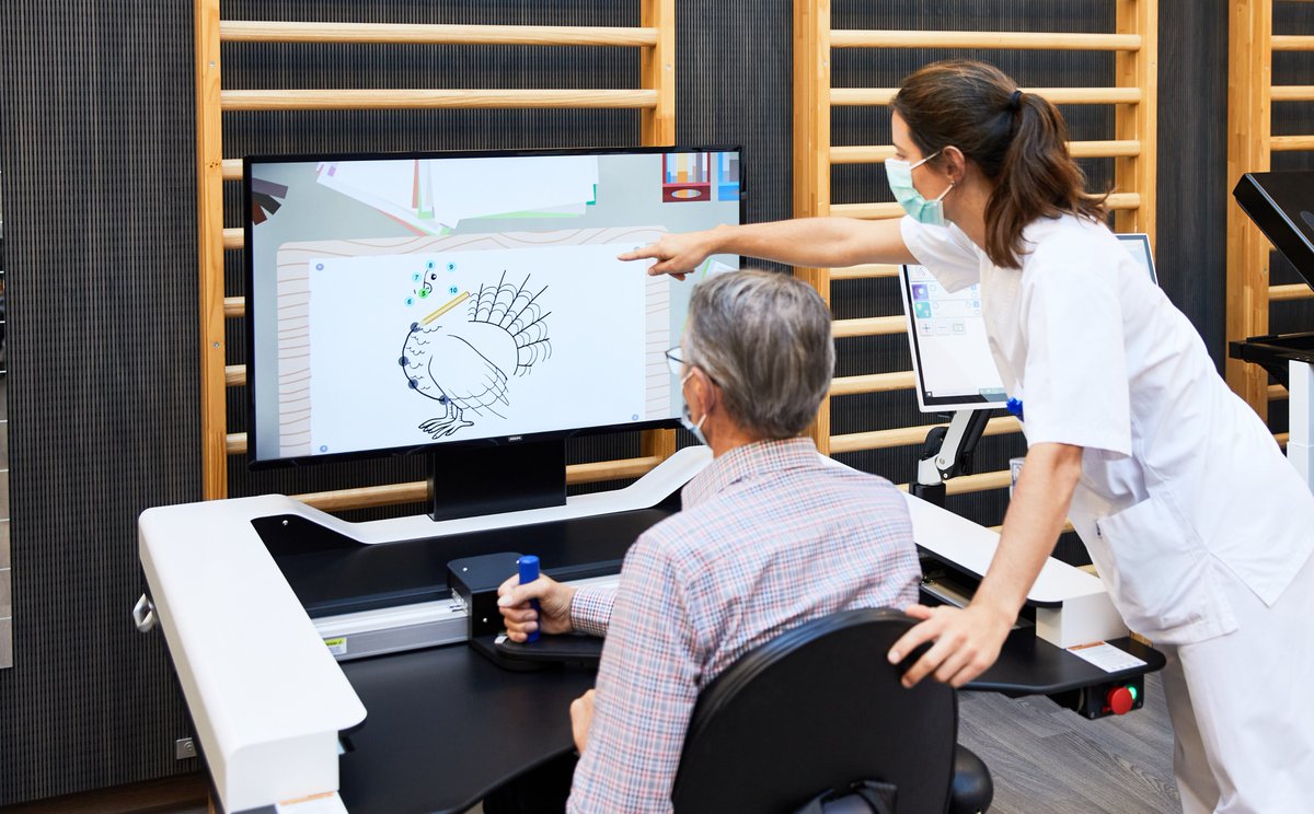 Met de aanschaf van twee robots op onze locatie in Den Haag hebben we een sprong gemaakt op innovatiegebied. De robots zijn interactieve apparaten voor de revalidatie van patiënten met een verminderde arm/handfunctie.
tinyurl.com/mppz7w9b