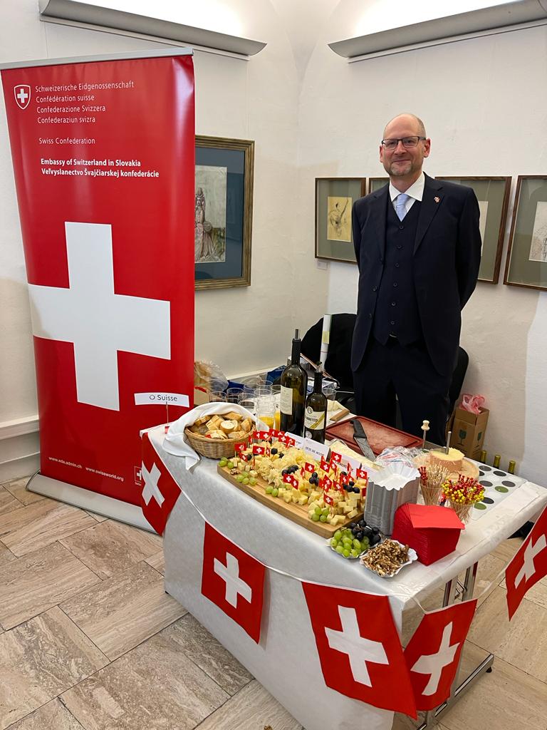 SwissEmbBTS's tweet photo. Une très belle célébration des "Journées de la #Francophonie" à @IFSlovaquie avec les institutions partenaires et les amis de la Francophonie. https://t.co/sQfnrtzqwD