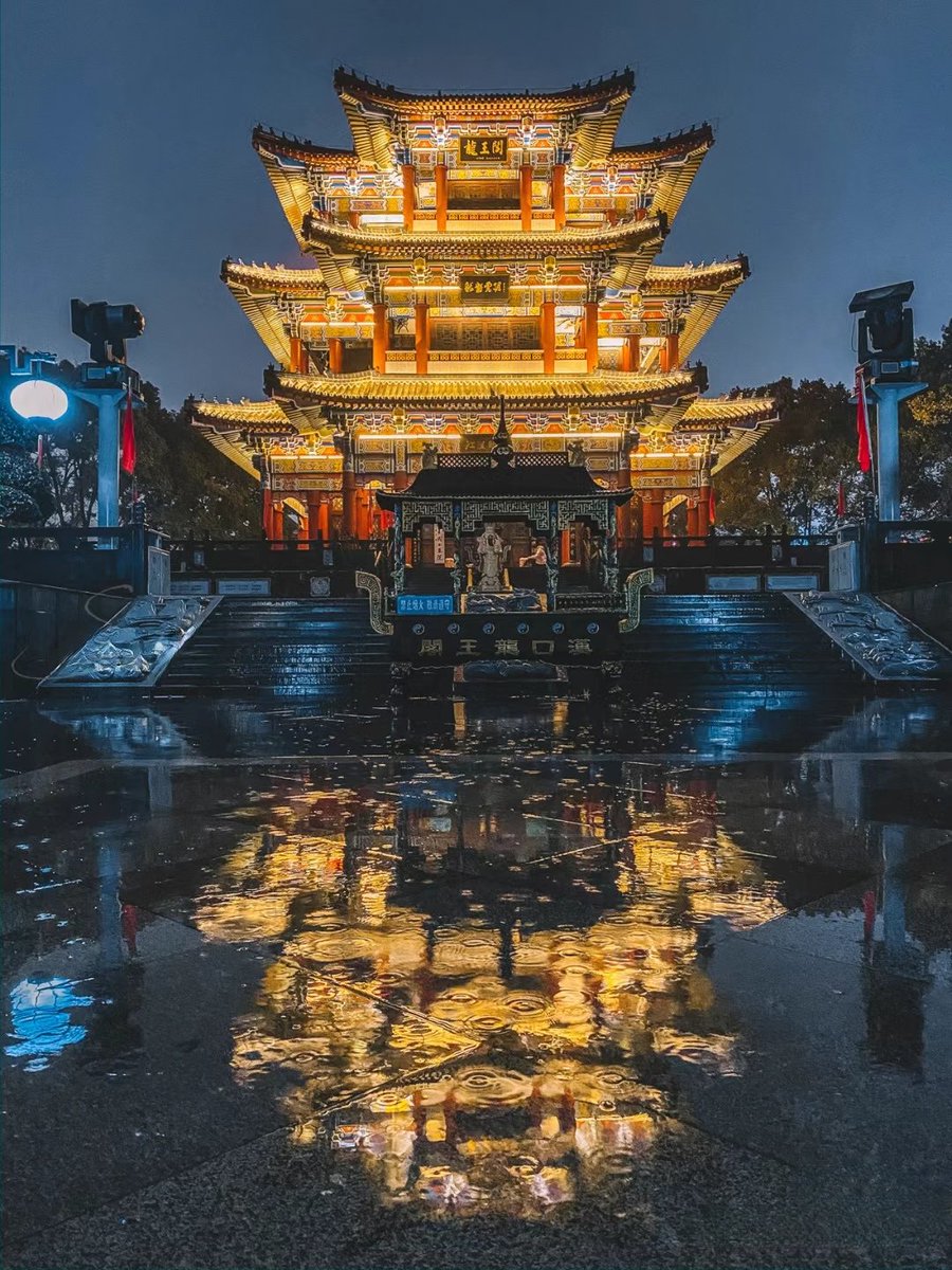 LanXin2021's tweet photo. 龍王閣系一座回廊亭閣
八角對稱嘅建築
雨夜下,佢耀眼奪目
又庄重典雅
充滿寧靜與祥和
#中國古建築 #Chinesebuilding https://t.co/58kBuKlxVU