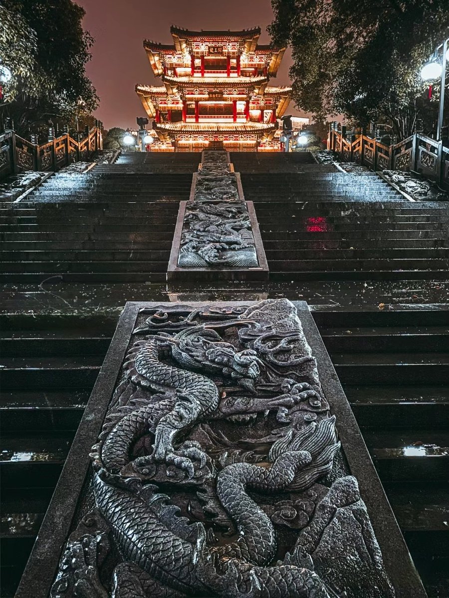 LanXin2021's tweet photo. 龍王閣系一座回廊亭閣
八角對稱嘅建築
雨夜下,佢耀眼奪目
又庄重典雅
充滿寧靜與祥和
#中國古建築 #Chinesebuilding https://t.co/58kBuKlxVU