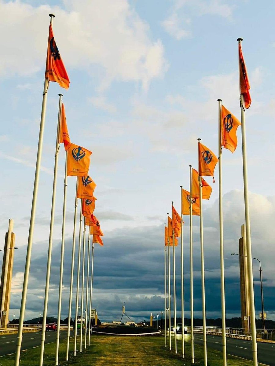 jasveermuktsar's tweet photo. Dedicated to the holy day of ‘ Khalsa Saajna Diwas ‘Vaisakhi, these Nishan Sahibs have been hung on the two main roads leading to the Australian Parliament in Canberra, the capital of Australia. 

This exclusive effort has been done by the management committee of the Gurdwara Sahib.

#Sikh