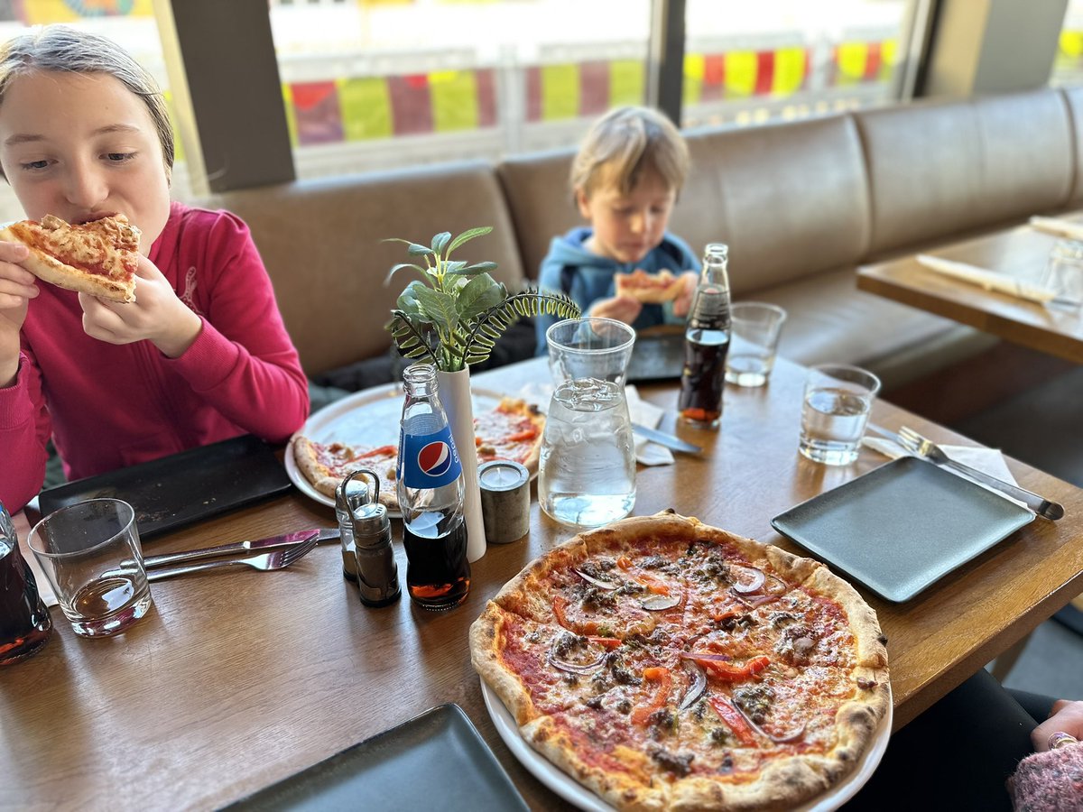 OutfrontAS's tweet image. På besøk hos vår kunde Molisana Ristorante Italiano i Sandnes sentrum. Kidså gir terningkast 6. Sjekk ut nettsiden levert av oss på molisana.no