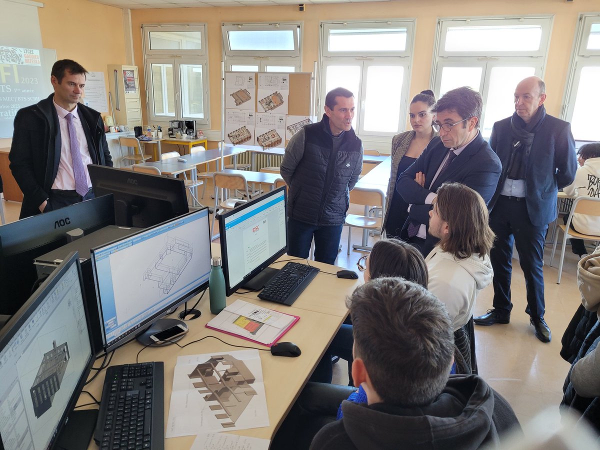 ProviseurB's tweet photo. Présentation à M. le Recteur du projet IDEFI,  partenariat IDEC, lycée Gaudier-Brzeska.
Ce projet, initié par IDEC, associe 55 étudiants de 4 filières différentes : BAT, MEC, FED et SCBH, autour d'un projet collaboratif BIM. 
Expérience unique pour nos étudiants et enseignants. https://t.co/0E4uNYp8Ut