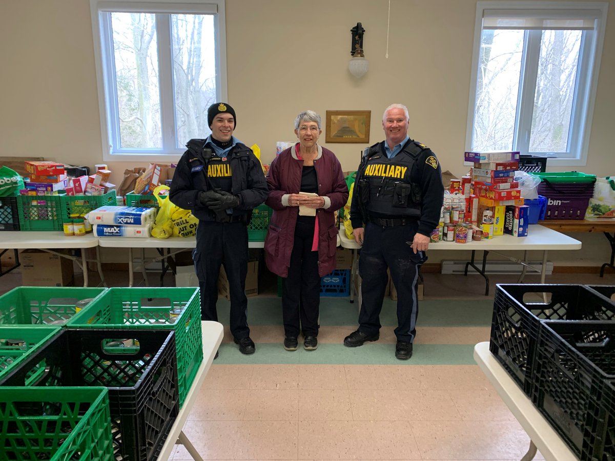 OPP_WR's tweet photo. This past weekend, members of the #SouthBruceOPP #Auxiliary staffed #fillacruiser events in Municipality of Kincardine and Municipality of Brockton. All we can say is #thankyou to our #communities for your incredible support. 1,500 pounds of food and more than $400 donated. ^km https://t.co/LnFnOAN2vG