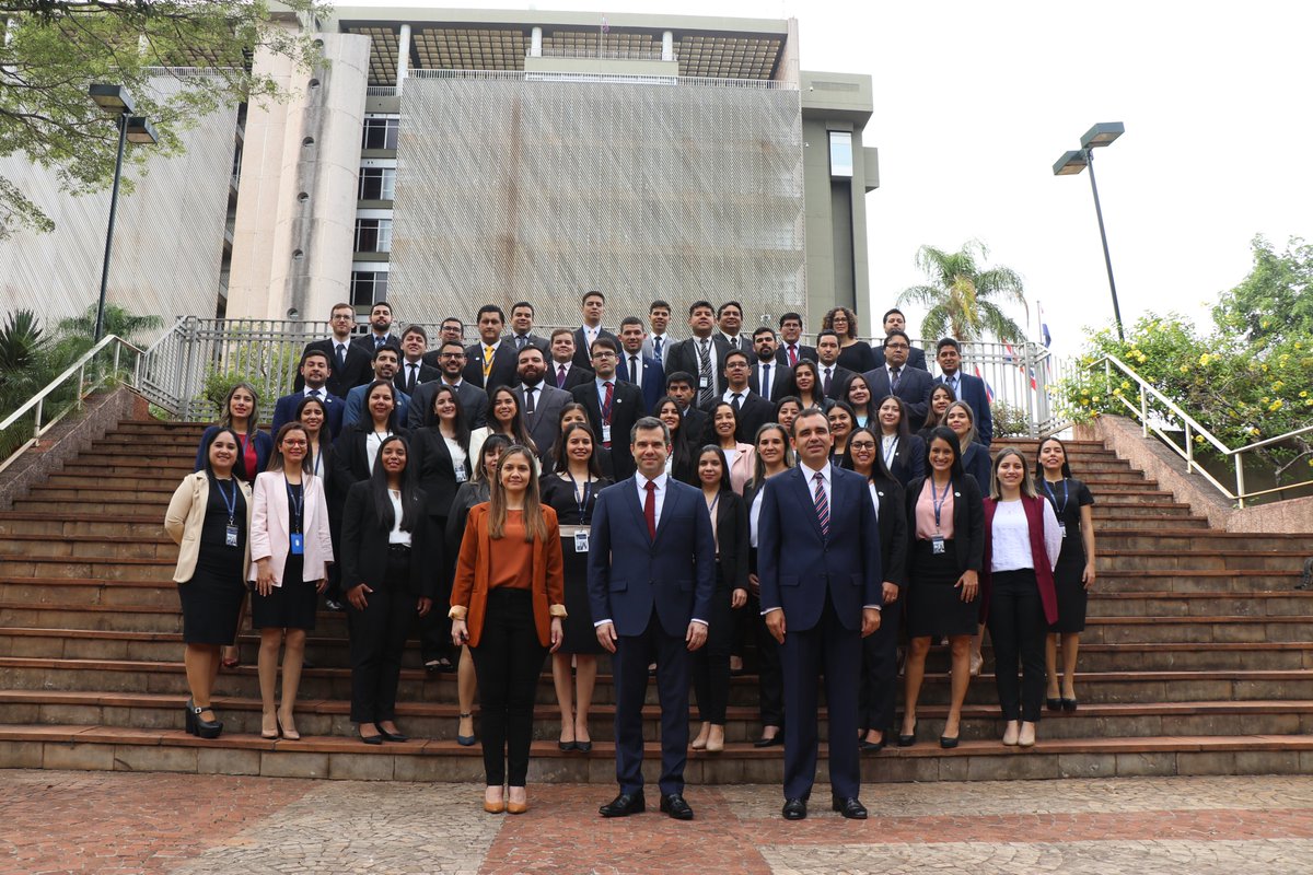 BCP_PY's tweet photo. Banco Central del Paraguay incorpora 44 nuevos funcionarios tras exigente proceso de selección por Concurso Público
https://t.co/zEYMx4cqlF https://t.co/6NKpEhNUfb