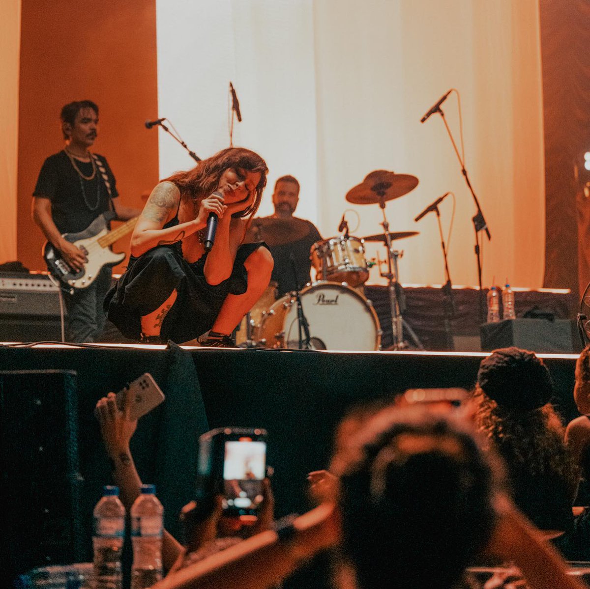 pittyinrio's tweet photo. Nesse fim de semana teve a linda estréia da turnê ACNXX, foram 3 dias seguidos de muita energia e muito amor, olha a guitarra, olha o telão, olha a carinha de felicidade da @pitty , gente!!! Não percam a oportunidade de prestigiar essa turnê lindíssima 😍💜 https://t.co/UlHuotE6t9