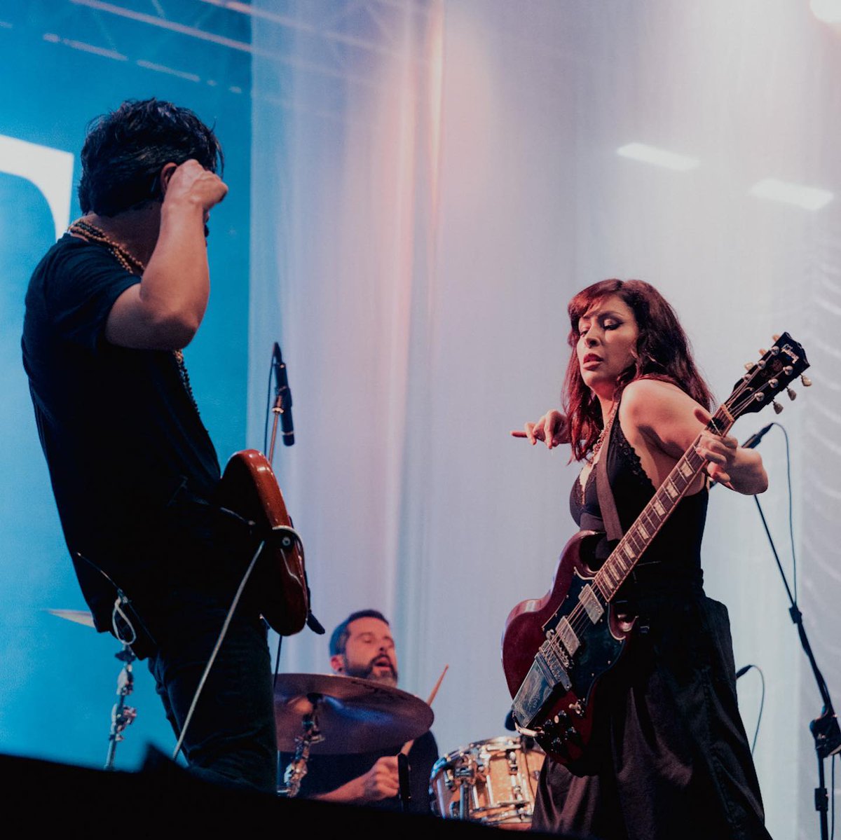 pittyinrio's tweet photo. Nesse fim de semana teve a linda estréia da turnê ACNXX, foram 3 dias seguidos de muita energia e muito amor, olha a guitarra, olha o telão, olha a carinha de felicidade da @pitty , gente!!! Não percam a oportunidade de prestigiar essa turnê lindíssima 😍💜 https://t.co/UlHuotE6t9