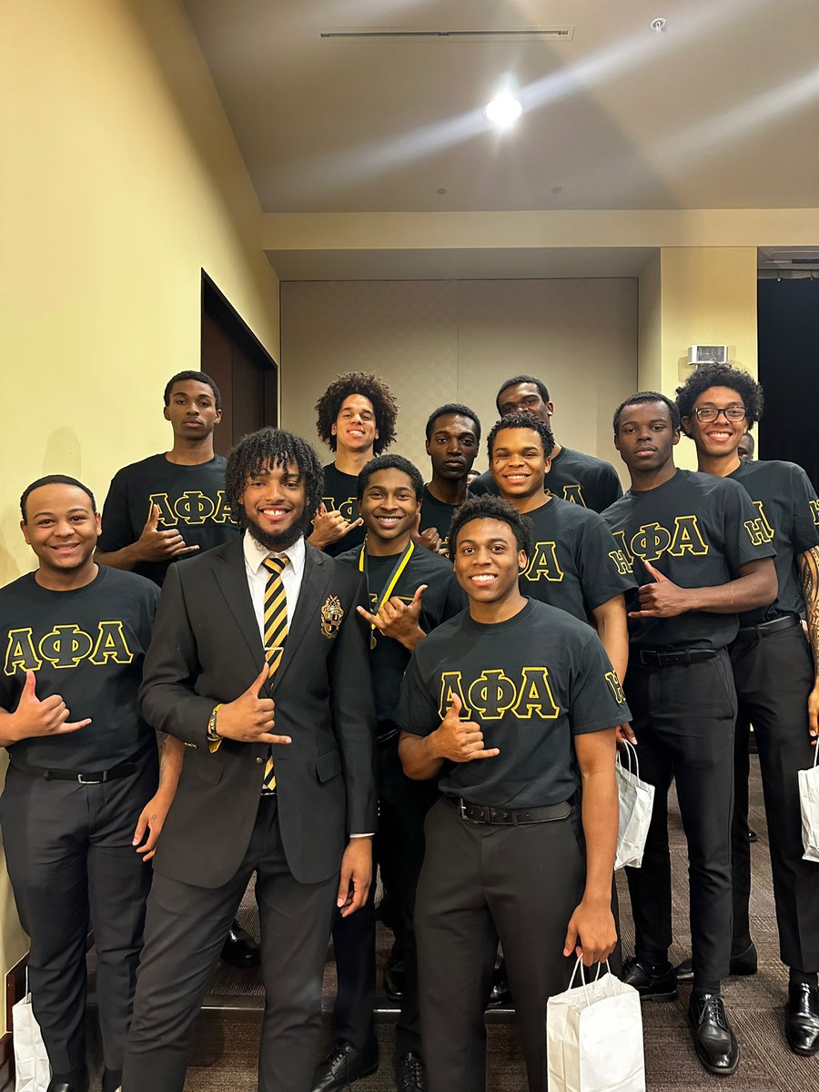 wiztrillifa's tweet photo. I usually don’t do dump posts but I AM A PROUD BIG BROTHER . There’s no greater feeling than having my mentees turn into frat brothers. My job isn’t done but I’m doing a damn good one 🫵🏽🤣 #MPNL #PVAlphas 🦍

Wiz’s Boiyz 🤙🏽 https://t.co/zy1NbCJvgH