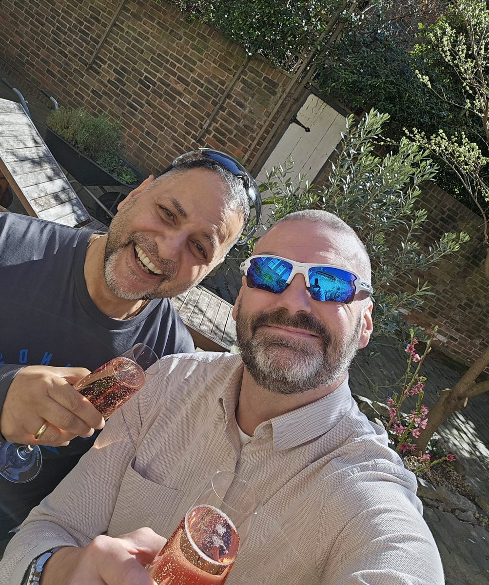ccshoreditch's tweet image. Robert looks pleased to be out 🤣

First 🍾🥂 in the courtyard in the 🌞 this year 😎

#London being fabulous today ❤️