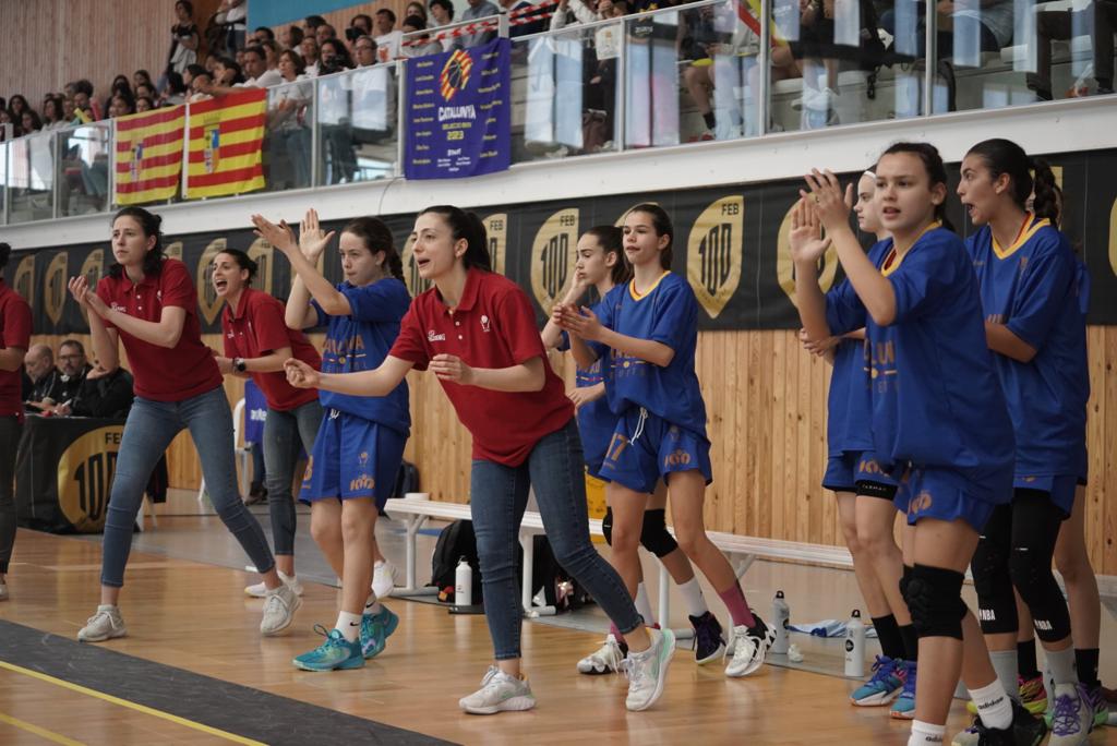FCBQtecnic's tweet photo. SELECCIONS | 🏀 La selecció catalana femenina encarrila el partit (57-42) gràcies a una sortida explosiva al cinquè quart contra Aragó en la lluita per la cinquena posició al Campionat d'Espanya Mini. 
@TGNAjuntament @FCBQ 
#a100ambelBasquet  Directe: https://t.co/PMaXFLb1w8 https://t.co/pQXGvCwQGP