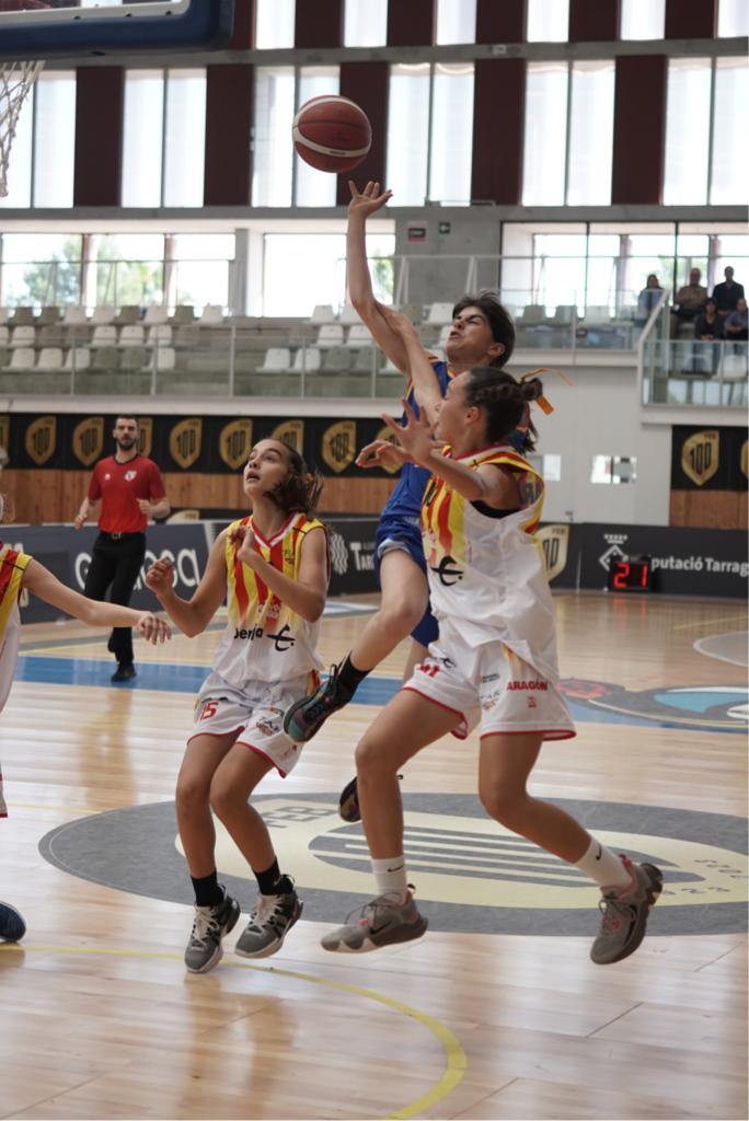 FCBQtecnic's tweet photo. SELECCIONS | 🏀 La selecció catalana femenina encarrila el partit (57-42) gràcies a una sortida explosiva al cinquè quart contra Aragó en la lluita per la cinquena posició al Campionat d'Espanya Mini. 
@TGNAjuntament @FCBQ 
#a100ambelBasquet  Directe: https://t.co/PMaXFLb1w8 https://t.co/pQXGvCwQGP
