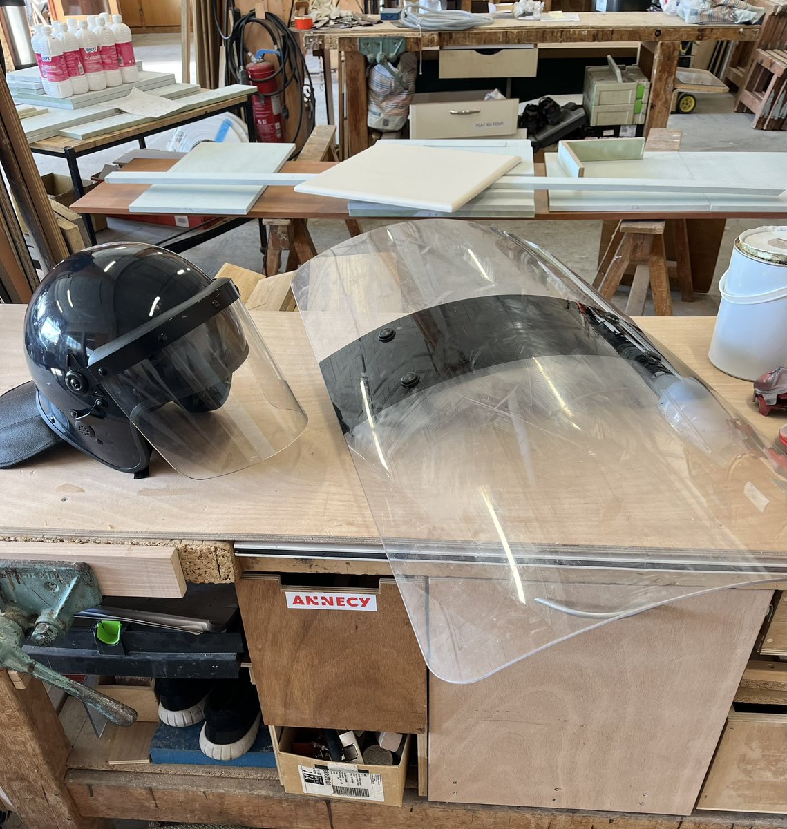 ZgF_Shacoy's tweet image. j’ai battu un CRS en 1v1 du coup je lui ai pris son stuff.

j’habite à Oto-Mustam mdr