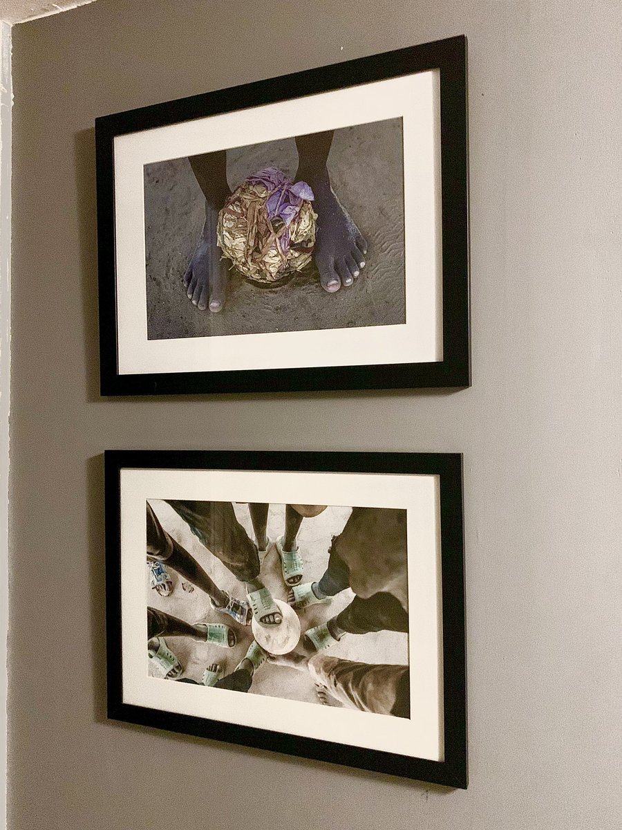 TitoHerrera's tweet photo. Esta es la sección @garyschapman de mi casa.
GRACIAS MAESTRO por tu amistad y mentoria de ya mas de 20 años 🙏
Privilegiado de llamarme tu amigo y honrado de tener tu trabajo, y sobre fútbol, en casa! #hermano #familia #futbol #belleza https://t.co/jlFLkBaxNk