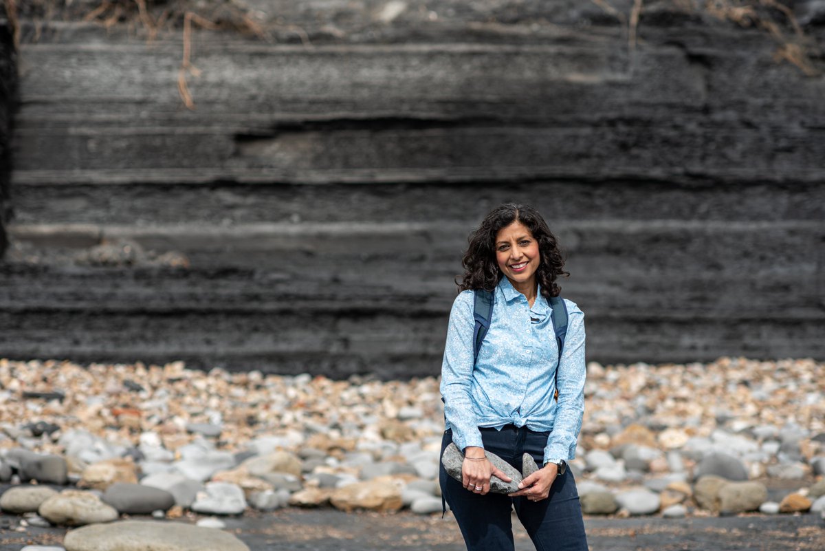 Dr Anjana Khatwa (@jurassicg1rl) on Twitter photo I have just learnt about #geologistsday! 👋🏾 I'm Anjana. I am happiest when I am holding a rock, thinking about rock or writing about rock. I look beyond the living natural world to see another realm that is brimming with stories, spirit & life from another time😊
📸<a href="/robcoombe/">Robert Thornton</a> I have just learnt about #geologistsday! 👋🏾 I'm Anjana. I am happiest when I am holding a rock, thinking about rock or writing about rock. I look beyond the living natural world to see another realm that is brimming with stories, spirit & life from another time😊
📸<a href="/robcoombe/">Robert Thornton</a>