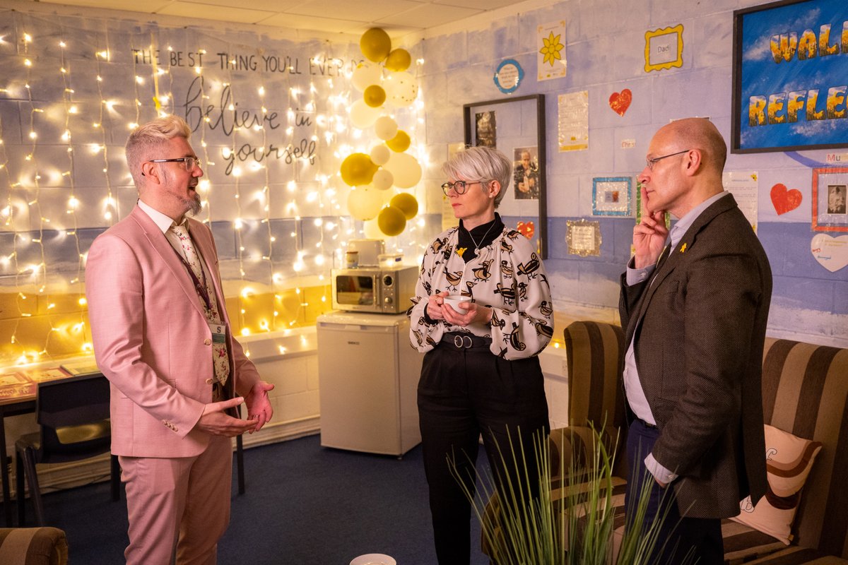 MarieCurieNI's tweet photo. Thanks to Ciaran Milligan and students Colleen and Kiah from @ShimnaIC for welcoming @MarieCurieNI @matthewreedblog @merynisle to see their impressive #wallofreflection as part of our recent #dayofreflection. The school should be commended for its work in building resilience. https://t.co/mNeZArSUJn